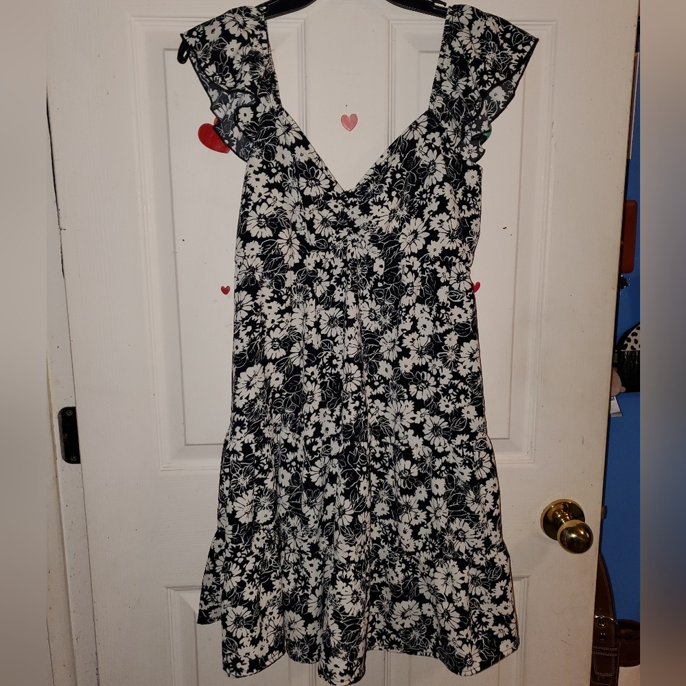 5 for $25 | Charlotte Russe Black and White Floral Flutter Sleeve Dress